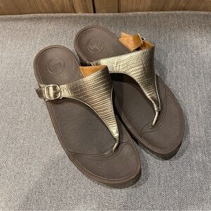 Fitflop T Strap Thong Gold Snake Print Sandals Wedge size 10